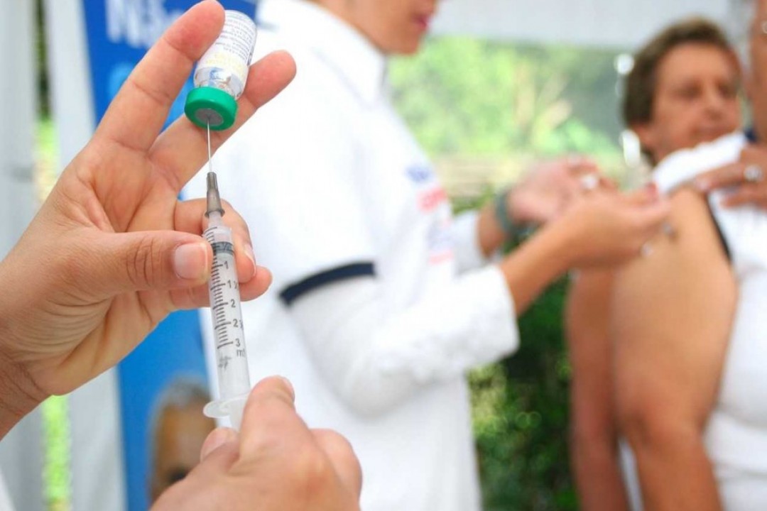 Estado anuncia início da vacinação de professores e policiais em abril